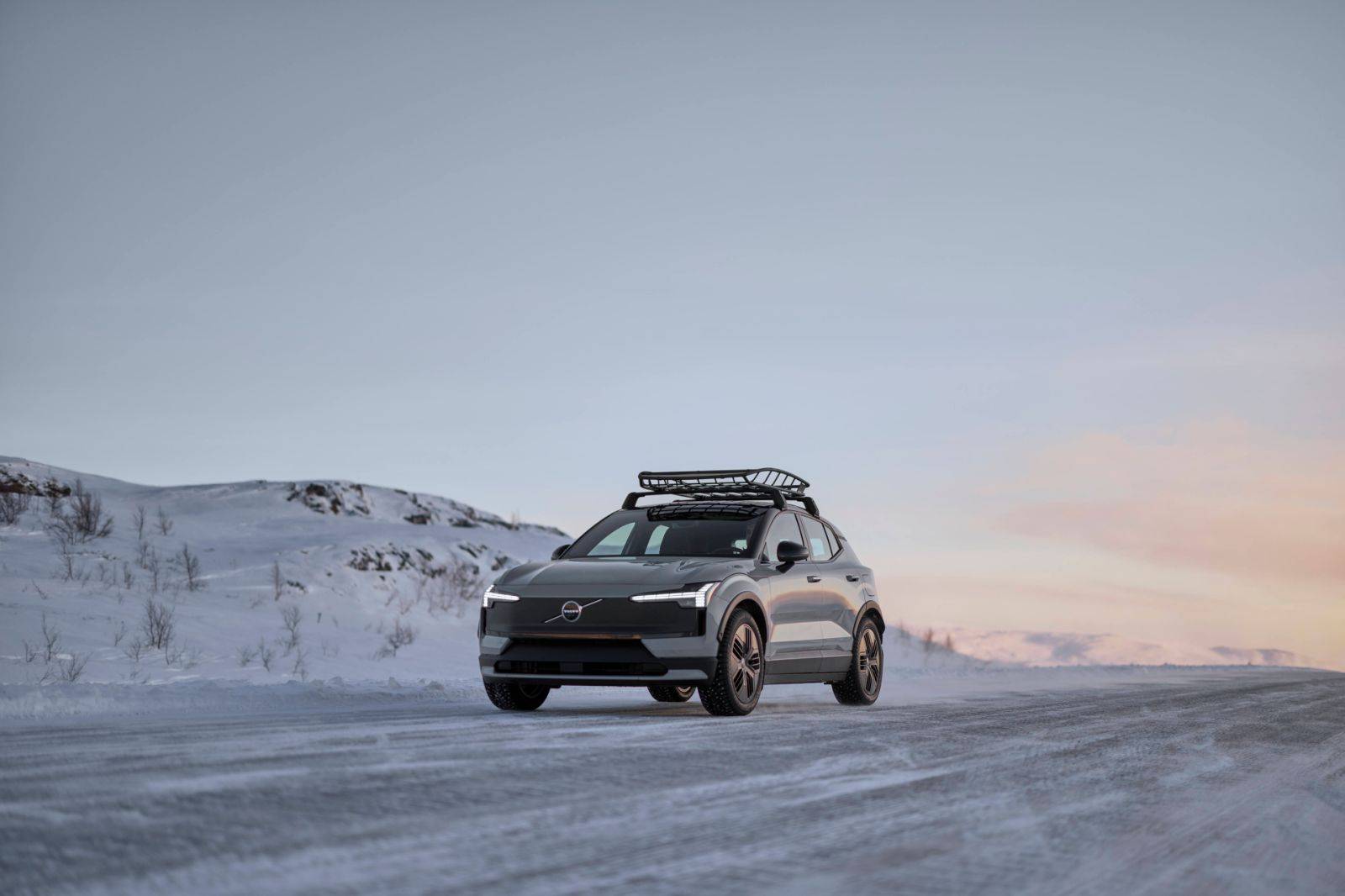 純電跨界新標桿!沃爾沃EX30 CC上市,煥新專享價23.38萬元