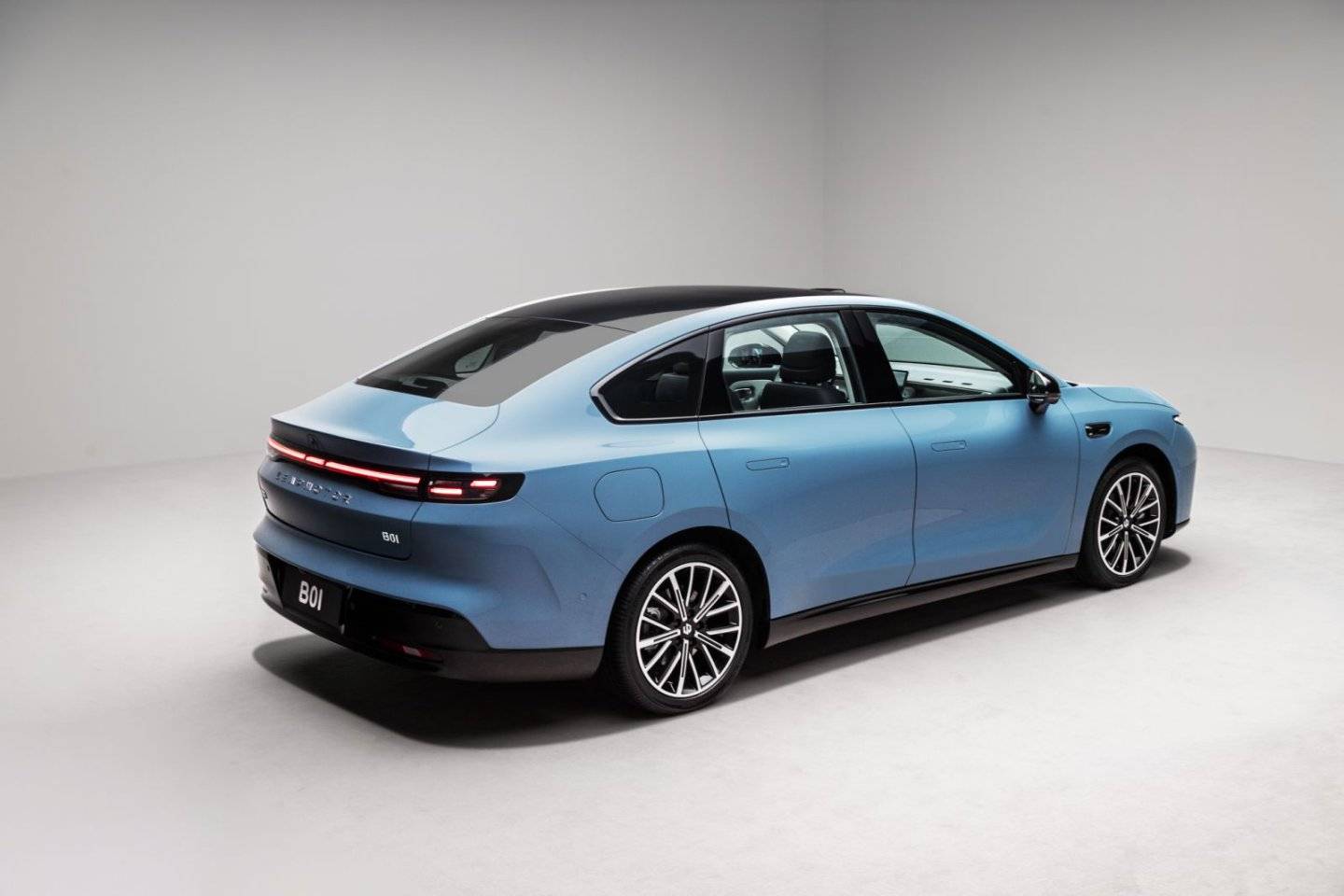 半價Model 3,十萬級的六邊形戰士?零跑B01到底如何?