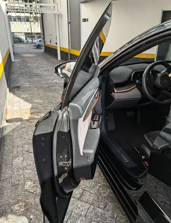 全球首輛！極氪001防彈版現(xiàn)身巴西：安全感直接拉滿