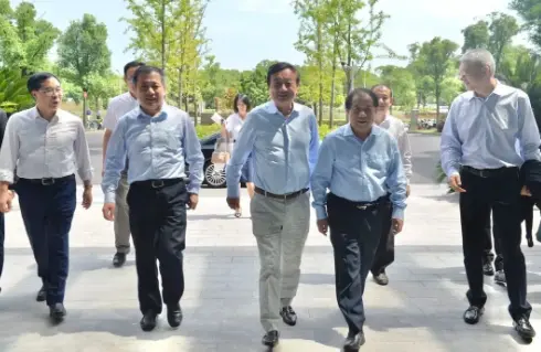 華為創始人任正非與上海交大校長會面 聯手簽訂重磅協議 釋放重要信號