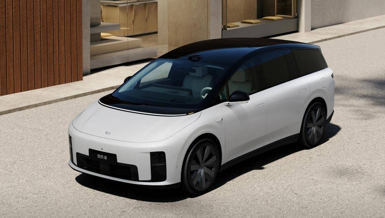 理想i8撞飛乘龍8噸重卡 乘龍重卡表示:一眼假