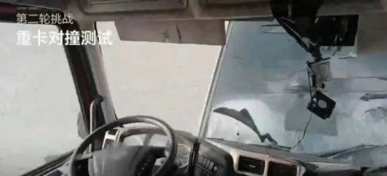 理想i8撞飛乘龍8噸重卡 乘龍重卡表示:一眼假