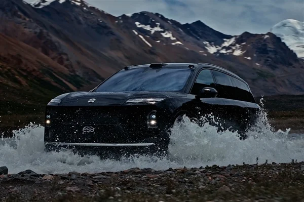 李斌妻子換上全新蔚來ES8:開著老公造的車安心 李斌妻子換上全新蔚來ES8:開著老公造的車安心