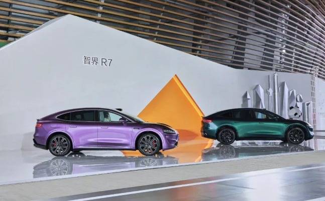 鴻蒙智行“踩電門(mén)”,新品集中下餃子,上演同門(mén)廝殺?