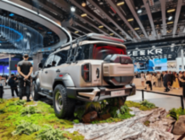 閱兵典禮上大放異彩后,紅旗也要在越野市場大干一場