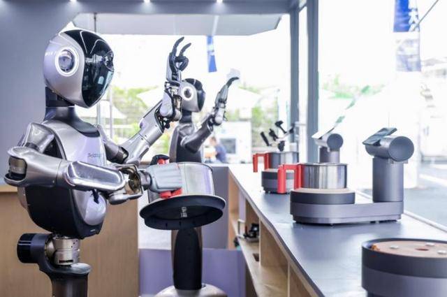 外灘大會(huì)“機(jī)器人+”吸睛,具身智能“小腦”漸熟“大腦”競(jìng)賽啟幕