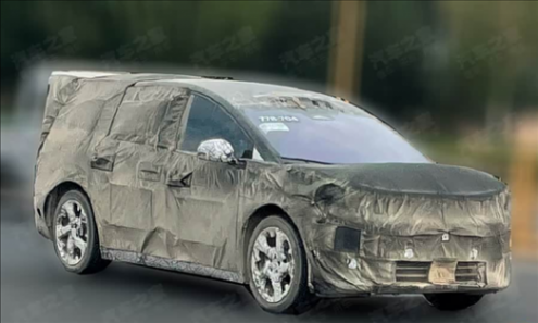 作為理想的旗艦車型,理想i9的整體車身尺寸和配置都將得到提升 尺寸更大/定位旗艦 疑似理想i9諜照曝光