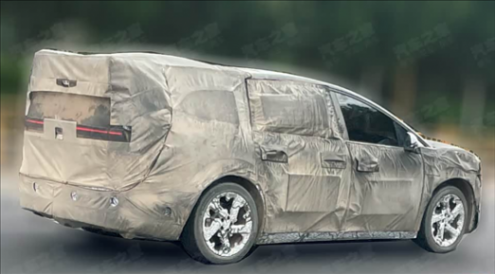 作為理想的旗艦車型,理想i9的整體車身尺寸和配置都將得到提升 尺寸更大/定位旗艦 疑似理想i9諜照曝光