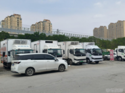 在“雙碳”戰略深化實施的背景下,新能源物流車不僅成為物流企業降本增效的利器,更成為推動交通運輸行業綠色轉型的核心力量 主機廠集體換了新身份