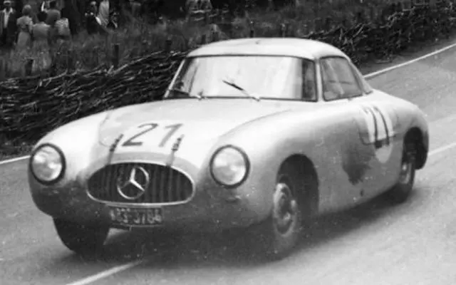 在所謂“反人類汽車設計”中,隱藏式門把手永遠是名列前茅,除此以外,還有非圓形方向盤、虛擬檔把等