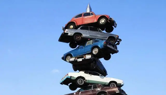 在所謂“反人類汽車設計”中,隱藏式門把手永遠是名列前茅,除此以外,還有非圓形方向盤、虛擬檔把等