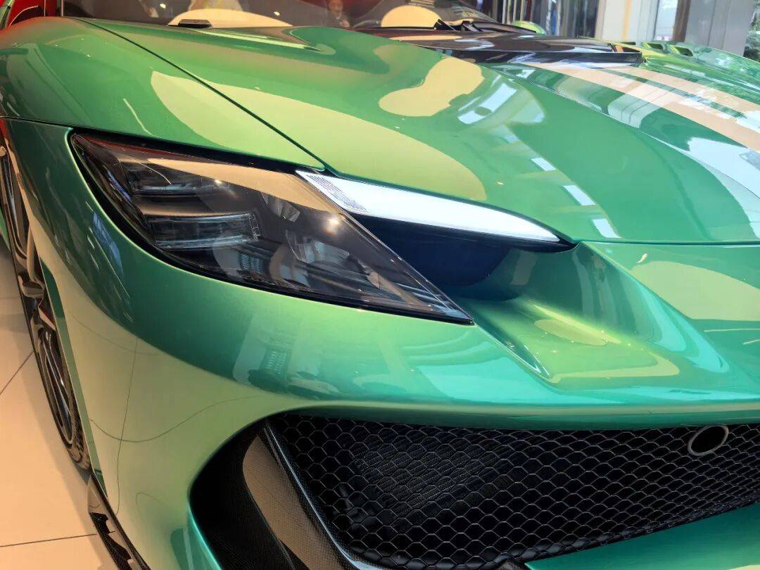 法拉利296 Speciale承襲法拉利Challenge Stradale、法拉利430 Scuderia、法拉利458 Speciale與法拉利488 Pista等特別版車型的精髓