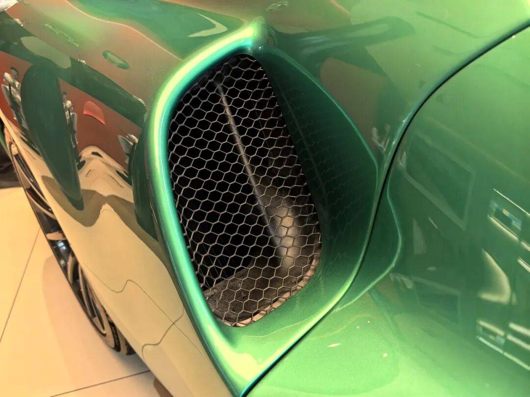 法拉利296 Speciale承襲法拉利Challenge Stradale、法拉利430 Scuderia、法拉利458 Speciale與法拉利488 Pista等特別版車型的精髓