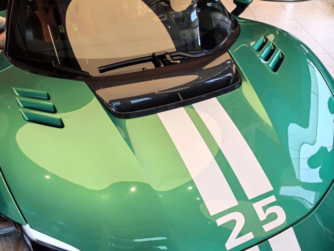 法拉利296 Speciale承襲法拉利Challenge Stradale、法拉利430 Scuderia、法拉利458 Speciale與法拉利488 Pista等特別版車型的精髓