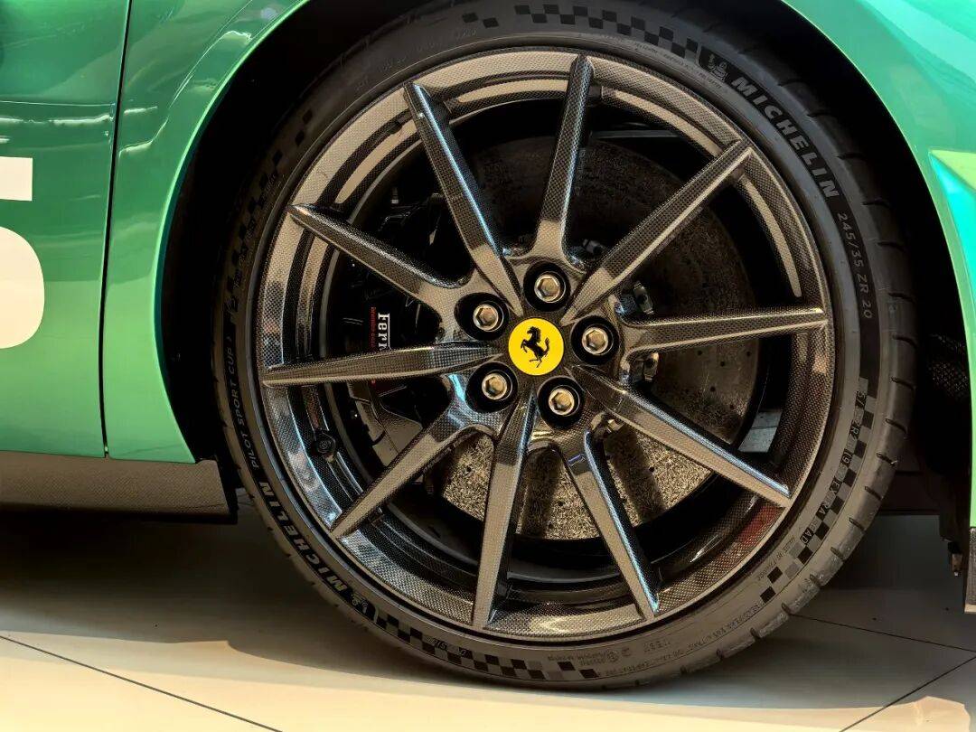 法拉利296 Speciale承襲法拉利Challenge Stradale、法拉利430 Scuderia、法拉利458 Speciale與法拉利488 Pista等特別版車型的精髓