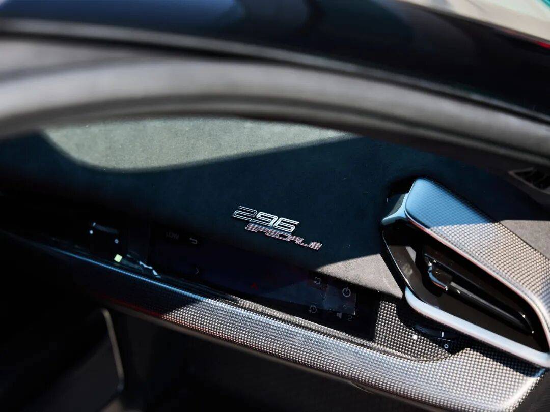 法拉利296 Speciale承襲法拉利Challenge Stradale、法拉利430 Scuderia、法拉利458 Speciale與法拉利488 Pista等特別版車型的精髓