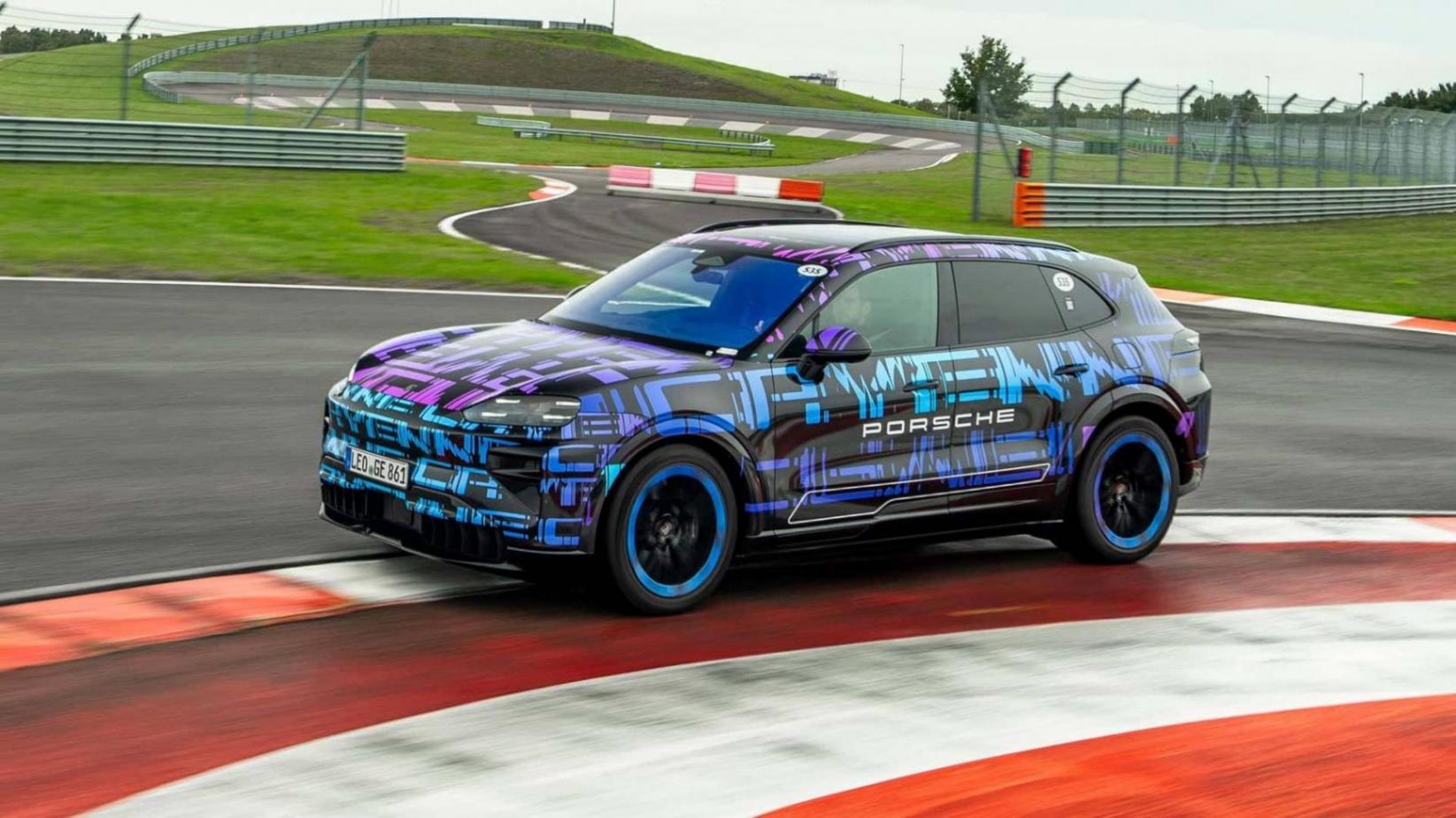 保時捷卡宴電動版內飾官圖曝光:中控曲面屏!?