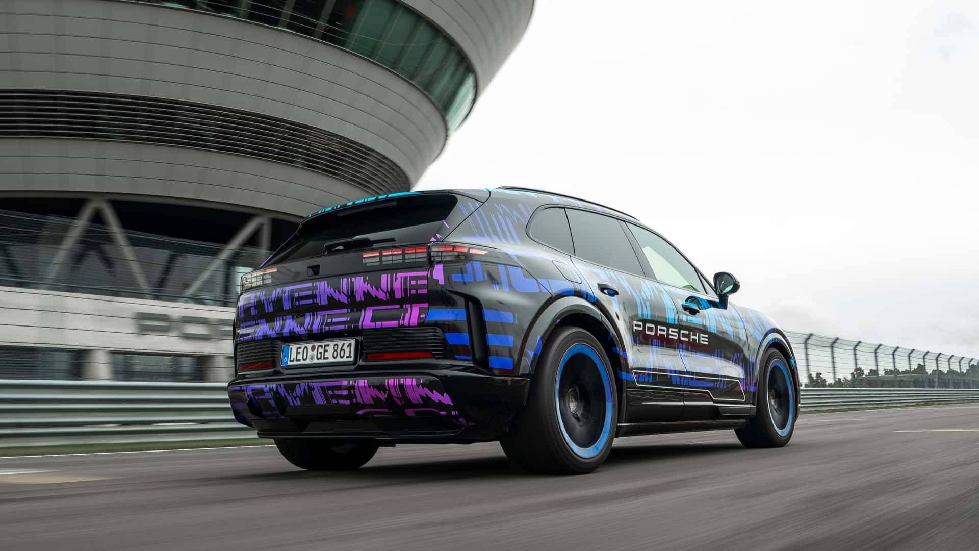 保時捷卡宴電動版內飾官圖曝光:中控曲面屏!?