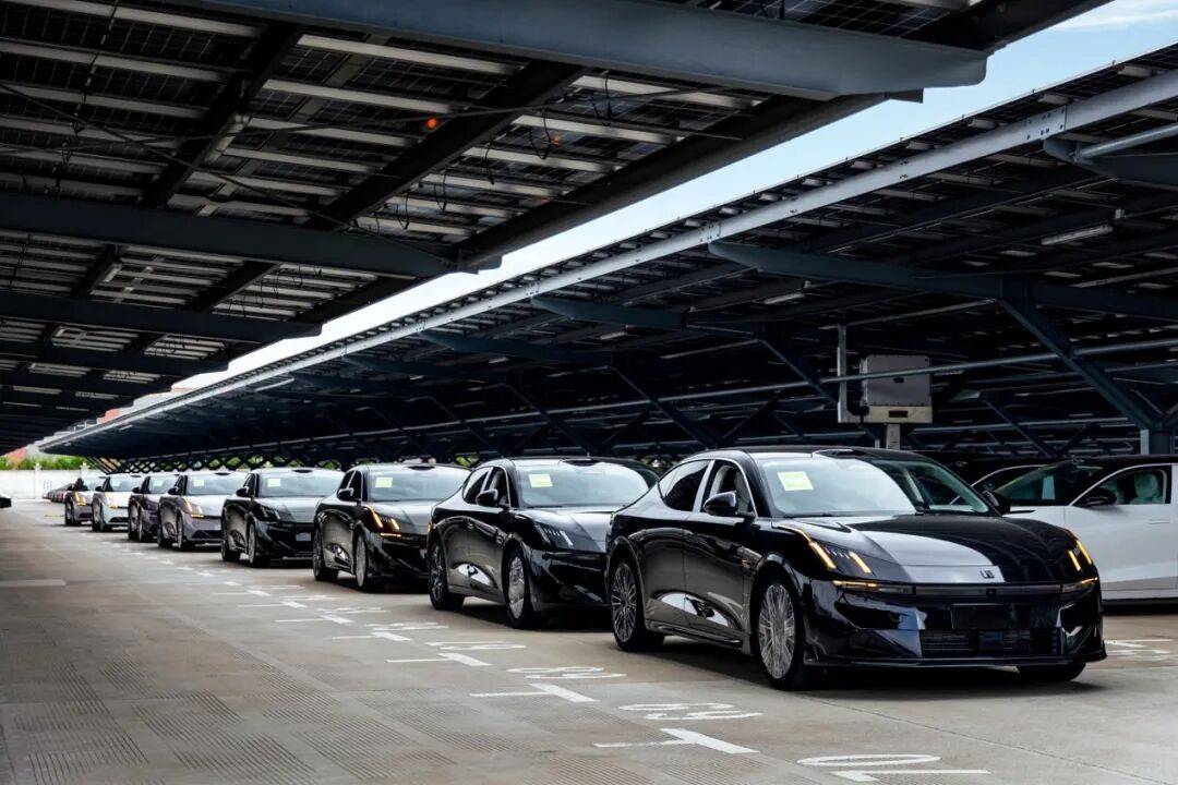 混動轎車里的“革命派”,領克10 EM-P靠價值平權火爆出圈