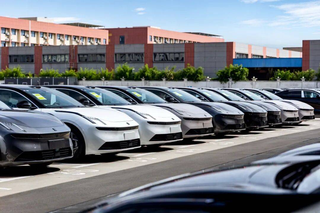 混動轎車里的“革命派”,領克10 EM-P靠價值平權火爆出圈