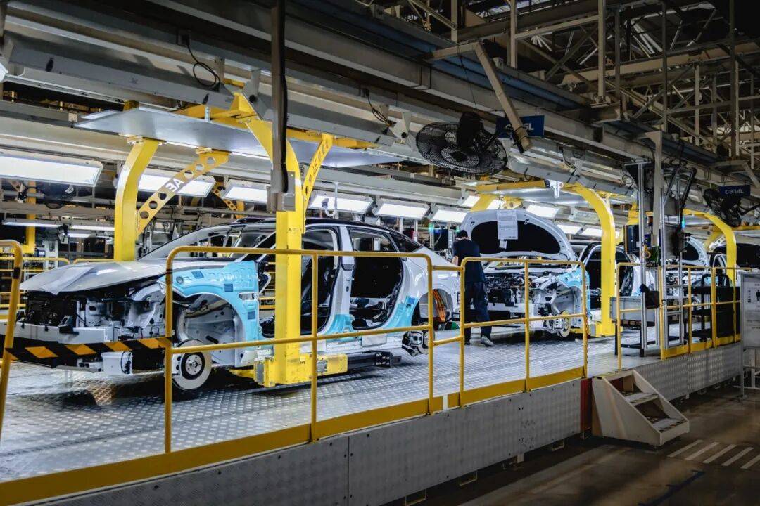 混動轎車里的“革命派”,領克10 EM-P靠價值平權火爆出圈