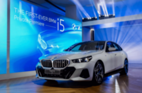 破局電動化轉型,奔馳摸著寶馬的“石頭”過河?