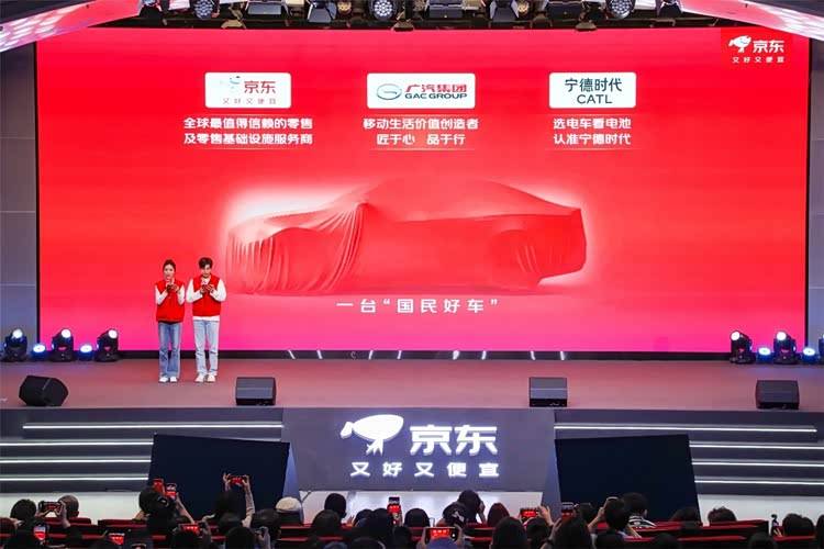 在京東11.11發布會上,廣汽集團、寧德時代與京東三方宣布聯手,組成“鐵三角”合作聯盟,推出所謂“國民好車”計劃