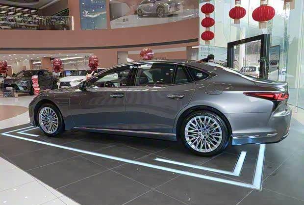 雷克薩斯LS概念車震撼首發!六輪MPV顛覆想象