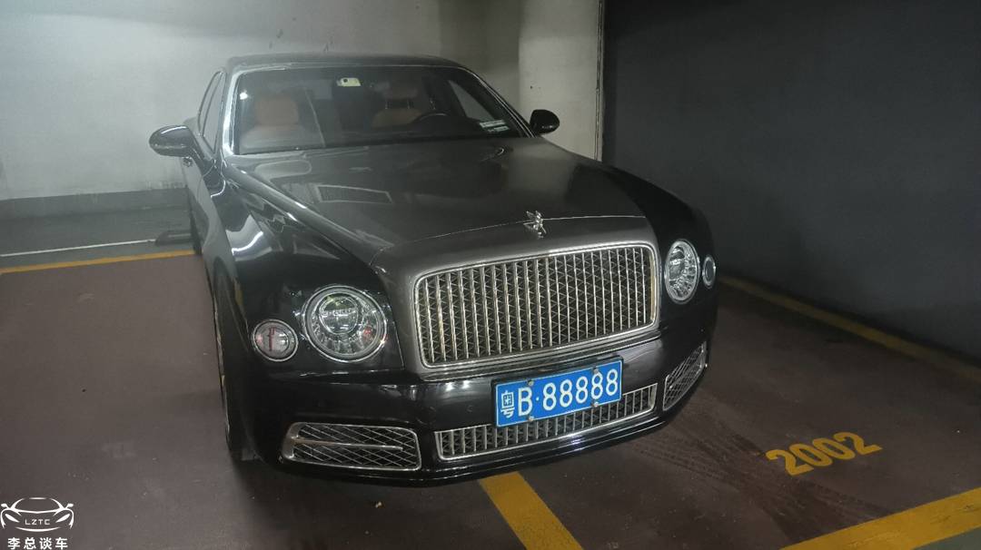 坐勞斯萊斯里,偶遇粵B88888,網友:有比這更狠的賓利嗎?