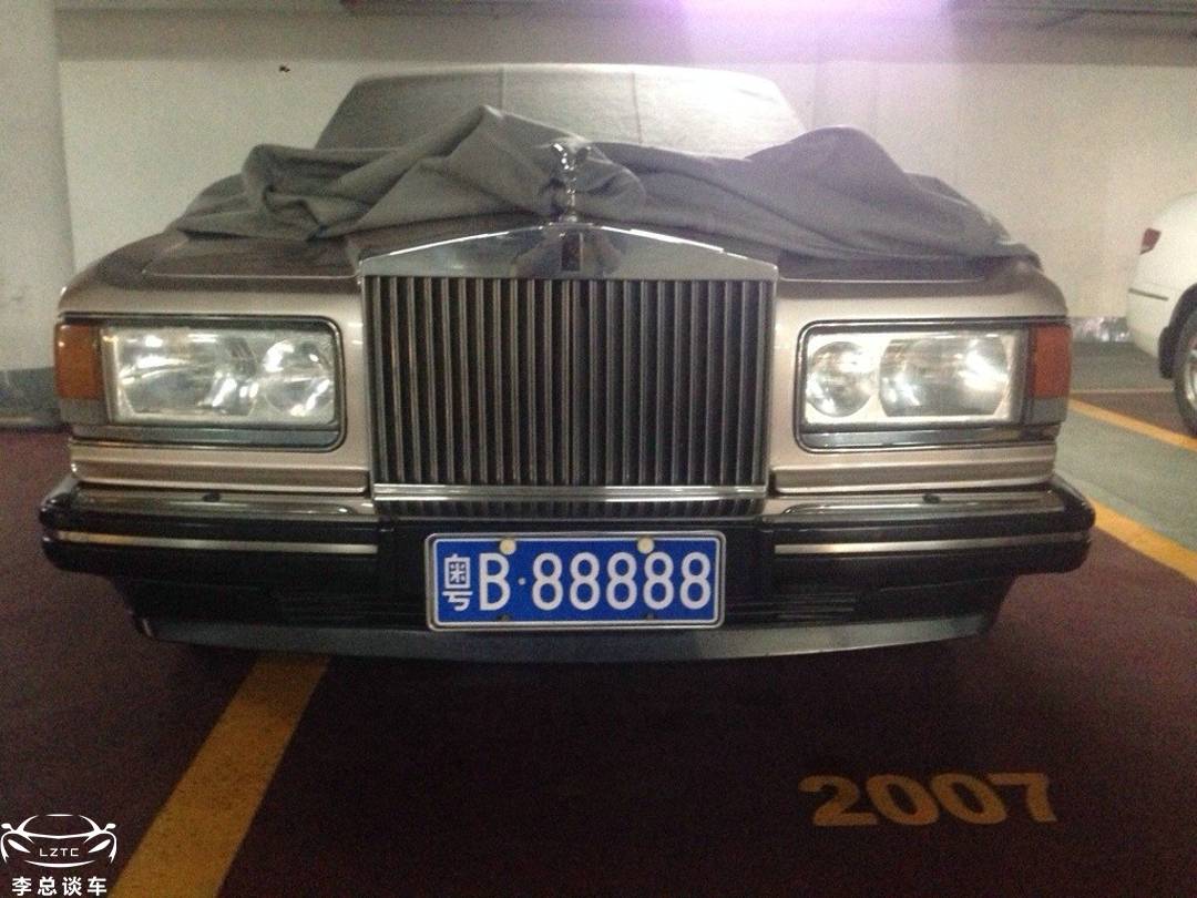 坐勞斯萊斯里,偶遇粵B88888,網友:有比這更狠的賓利嗎?