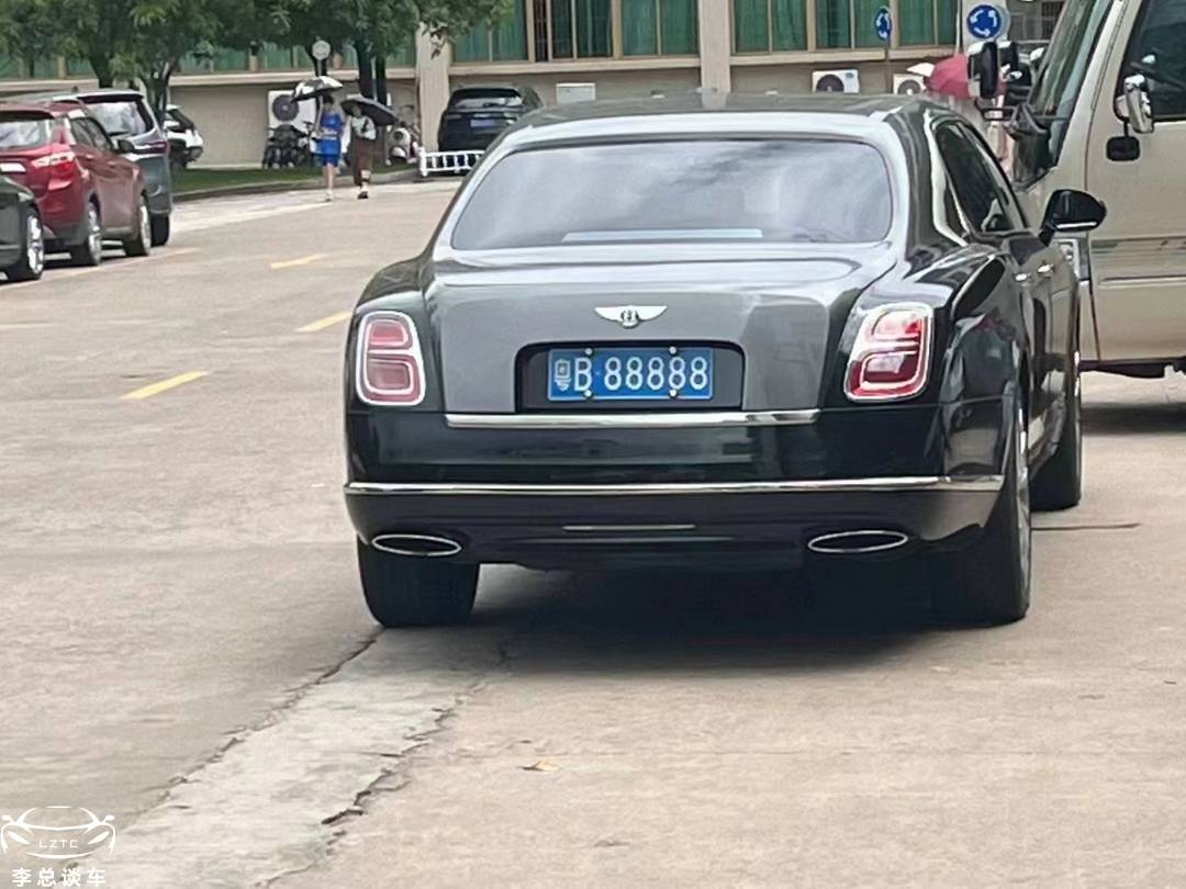 坐勞斯萊斯里,偶遇粵B88888,網友:有比這更狠的賓利嗎?