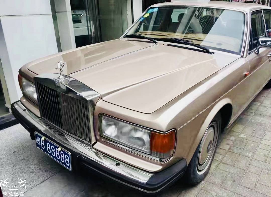 坐勞斯萊斯里,偶遇粵B88888,網友:有比這更狠的賓利嗎?