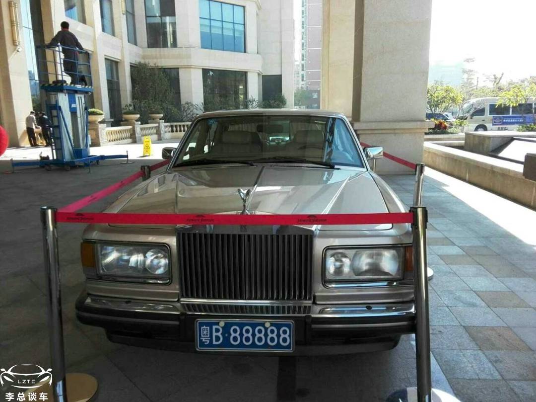 坐勞斯萊斯里,偶遇粵B88888,網友:有比這更狠的賓利嗎?