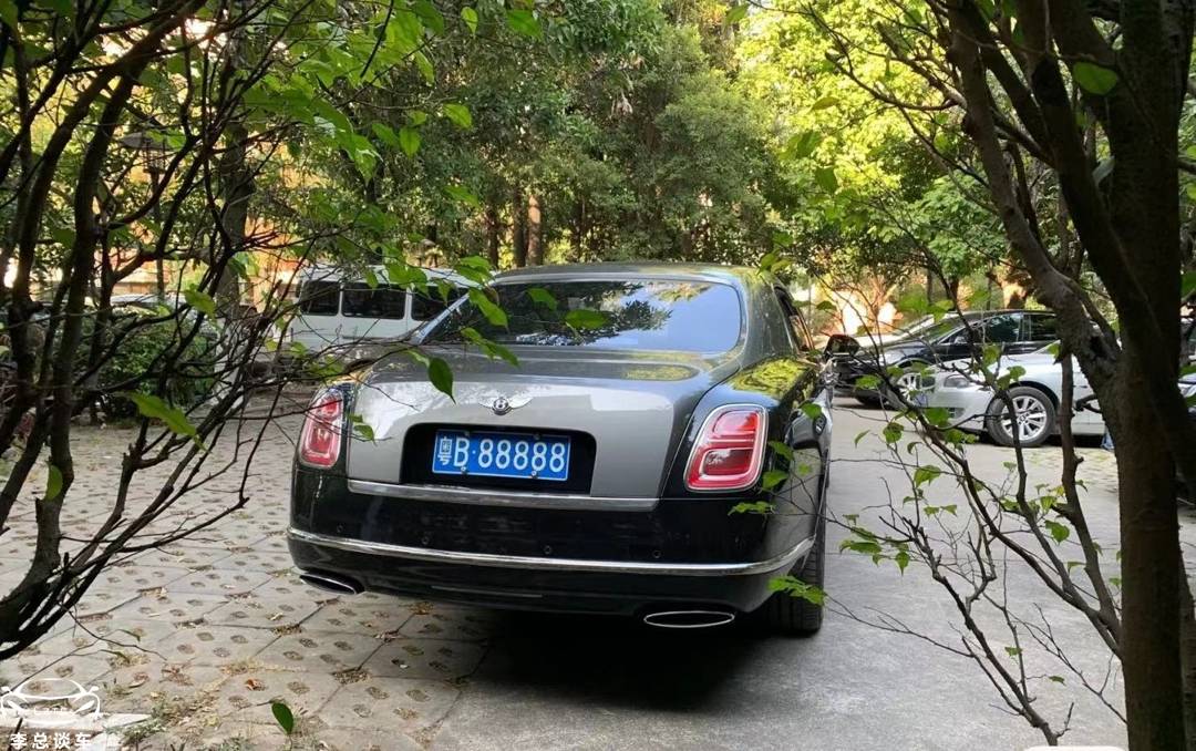 坐勞斯萊斯里,偶遇粵B88888,網友:有比這更狠的賓利嗎?