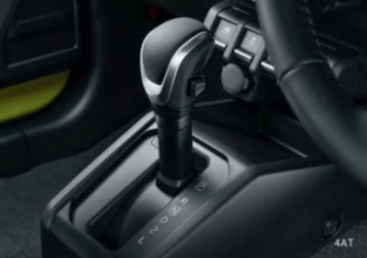 那么,話說回來,哪些新車更值得消費者關注?在10萬級燃油SUV市場中,有兩款車型值得關注,一款是剛剛上市的新款長安CS75 PRO,一款是吉利博越。接下來,我們看看這兩款車型都有啥特點,對于家庭用戶來說,選誰更劃算?