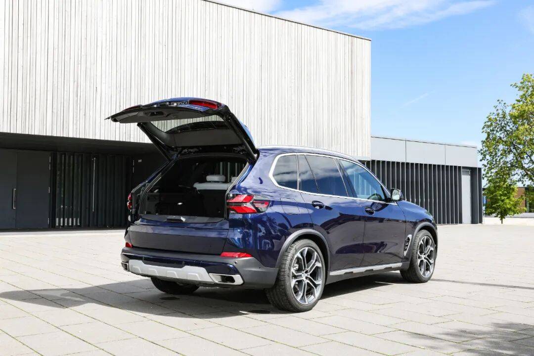 再見“天地門”?下一代寶馬X5或?qū)⒎艞壏煮w式尾門