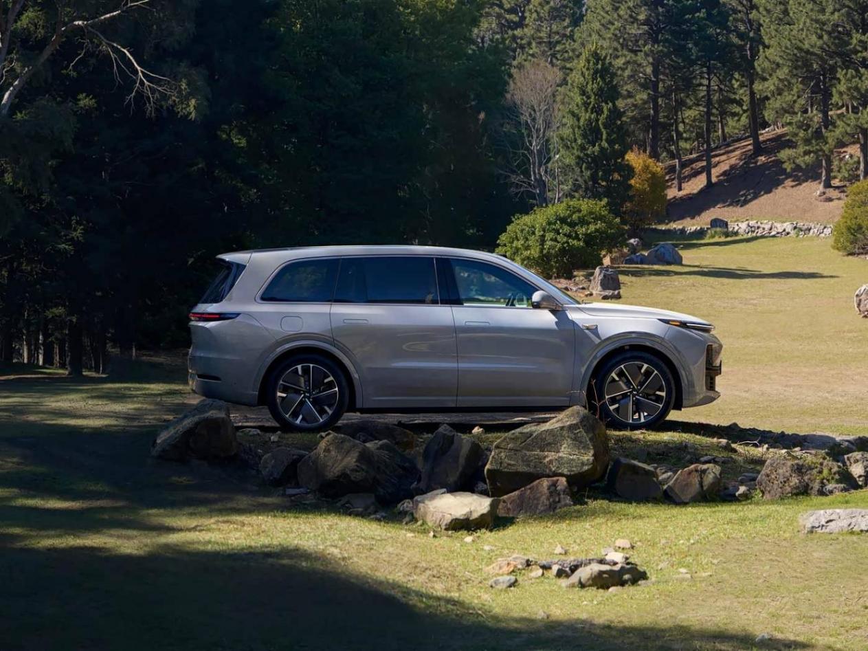 差11萬!比亞迪新車上市,理想L9車主直拍大腿,連充電都能輸?