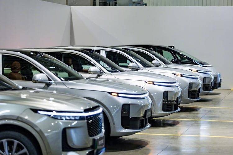 理想跌倒,問界吃飽!李想的“增程帝國”是怎么崩塌的?