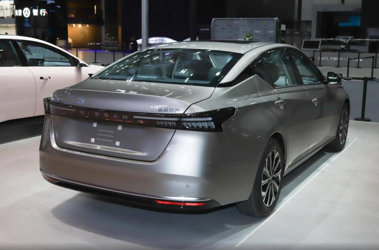 2026款天籟怎么樣?鴻蒙座艙和天籟油車匹配嗎?大沙發(fā)也有缺點?