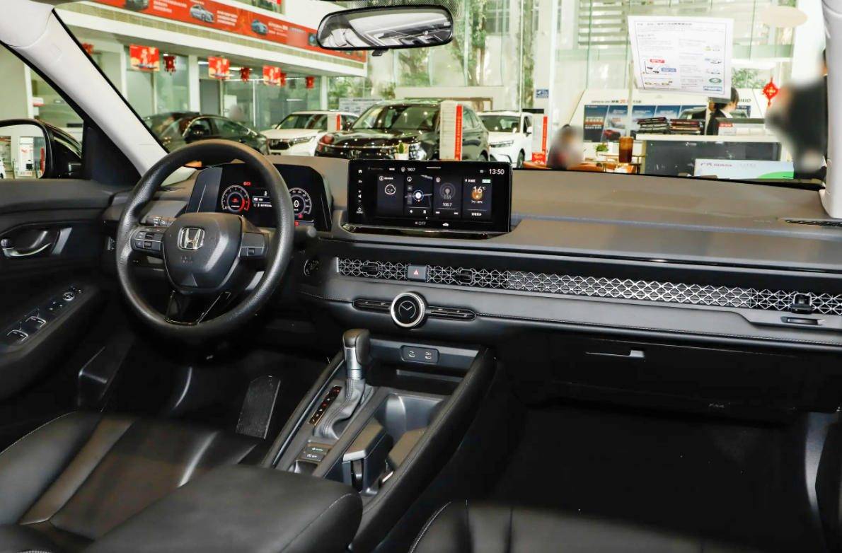 2026款天籟怎么樣?鴻蒙座艙和天籟油車匹配嗎?大沙發(fā)也有缺點?