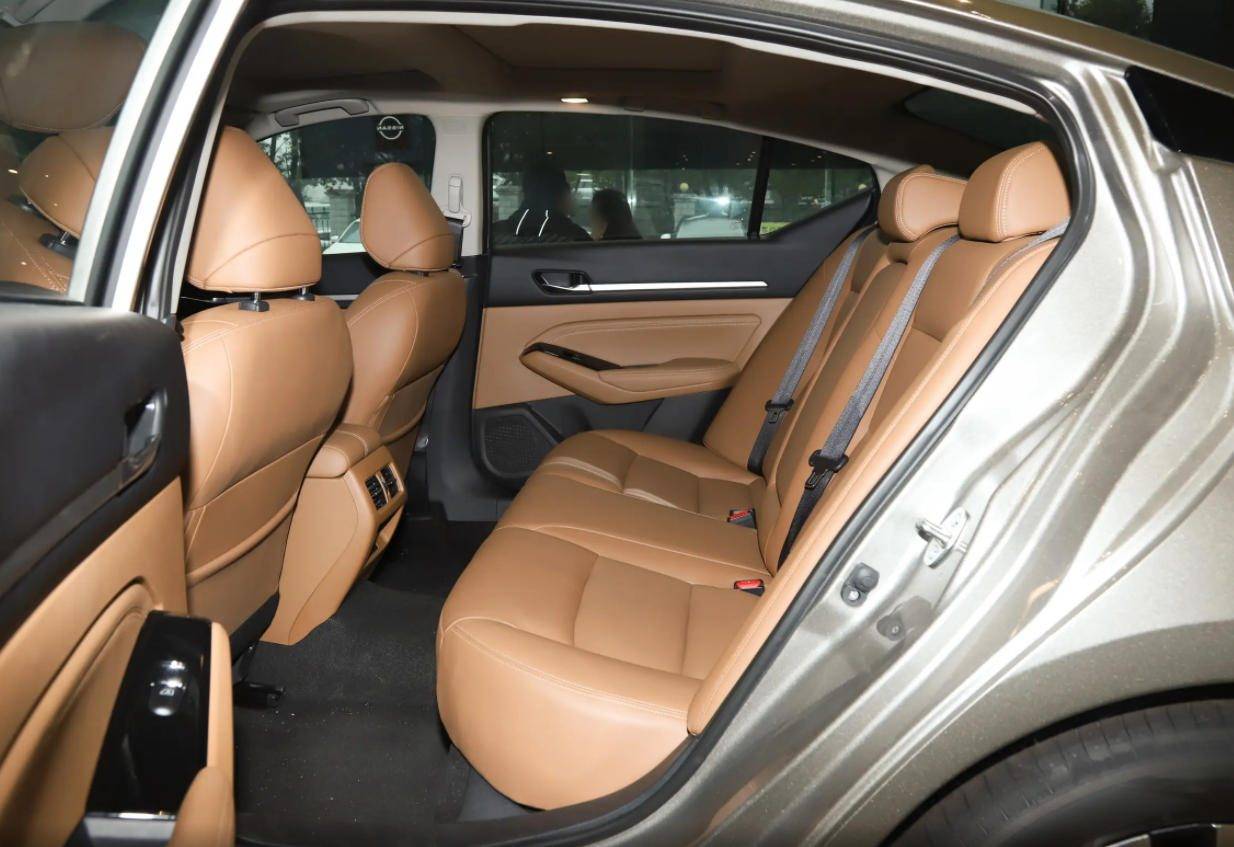 2026款天籟怎么樣?鴻蒙座艙和天籟油車匹配嗎?大沙發(fā)也有缺點?