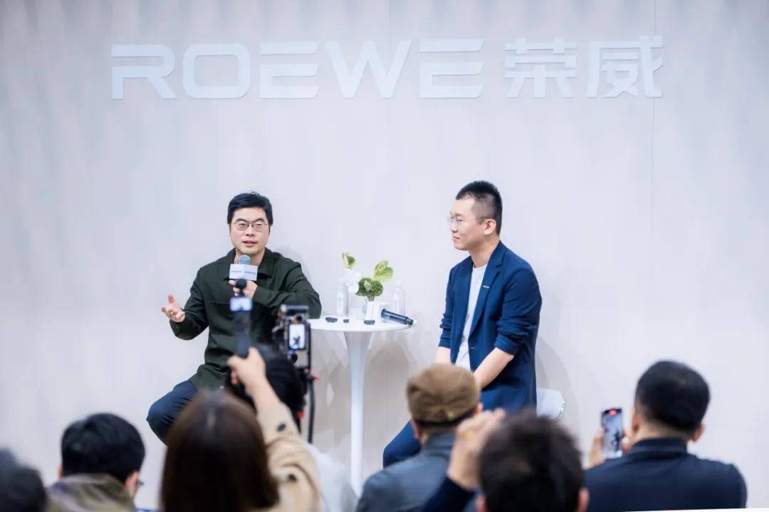 榮威品牌全球首發(fā)搭載豆包深度思考大模型的榮威M7 DMH車型。這款被官方稱為“最具活人感”的AI車機(jī)系統(tǒng)