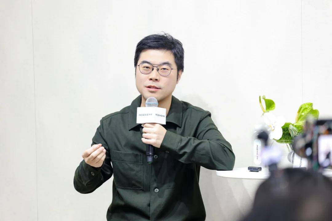 榮威品牌全球首發(fā)搭載豆包深度思考大模型的榮威M7 DMH車型。這款被官方稱為“最具活人感”的AI車機(jī)系統(tǒng)