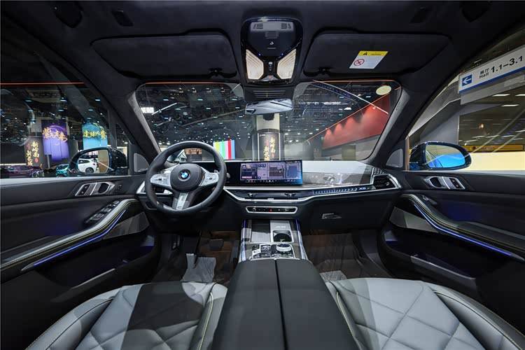 寶馬X5作為豪華陣營車型,要在智能科技上成為一個強力選手