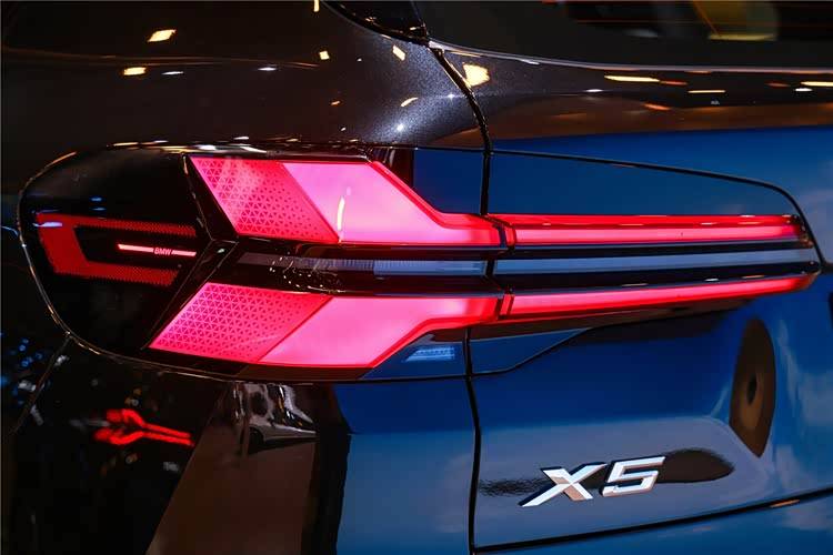 寶馬X5作為豪華陣營車型,要在智能科技上成為一個強力選手